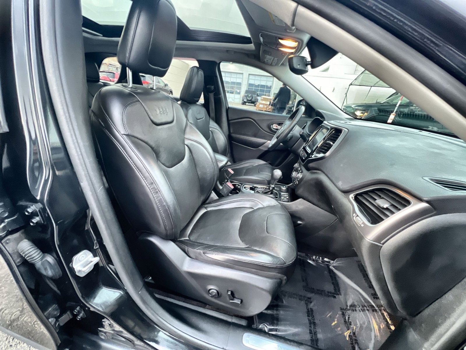 Used 2019 Jeep Cherokee Limited image 26