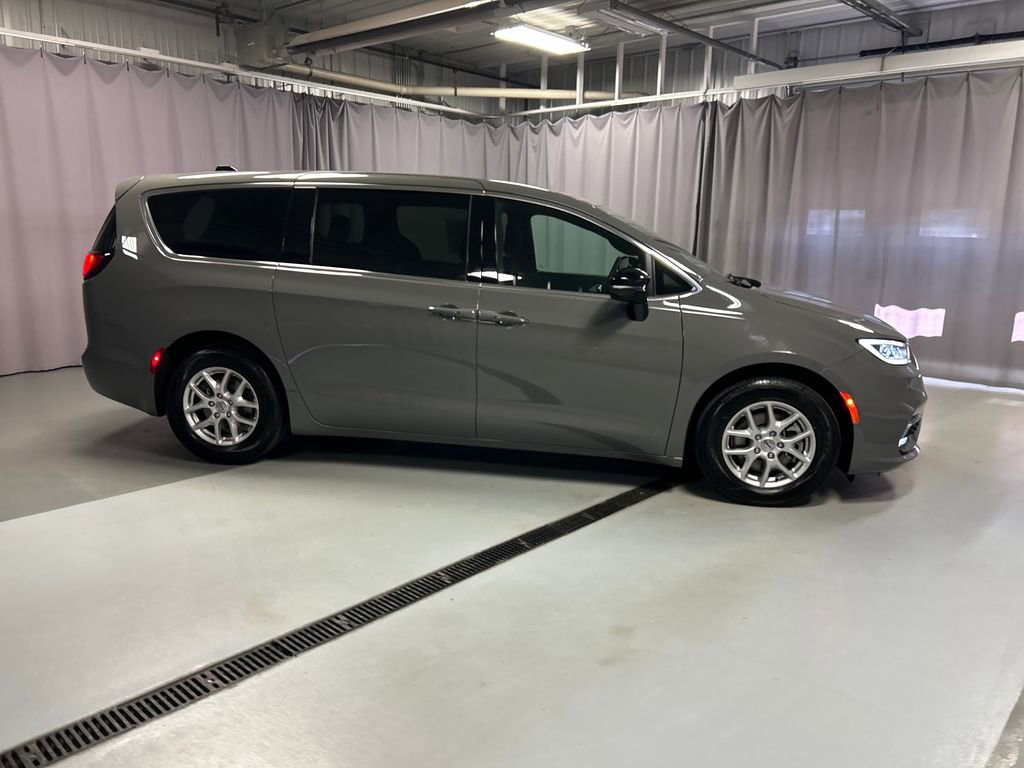 Used 2024 Chrysler Pacifica Touring FWD image 8