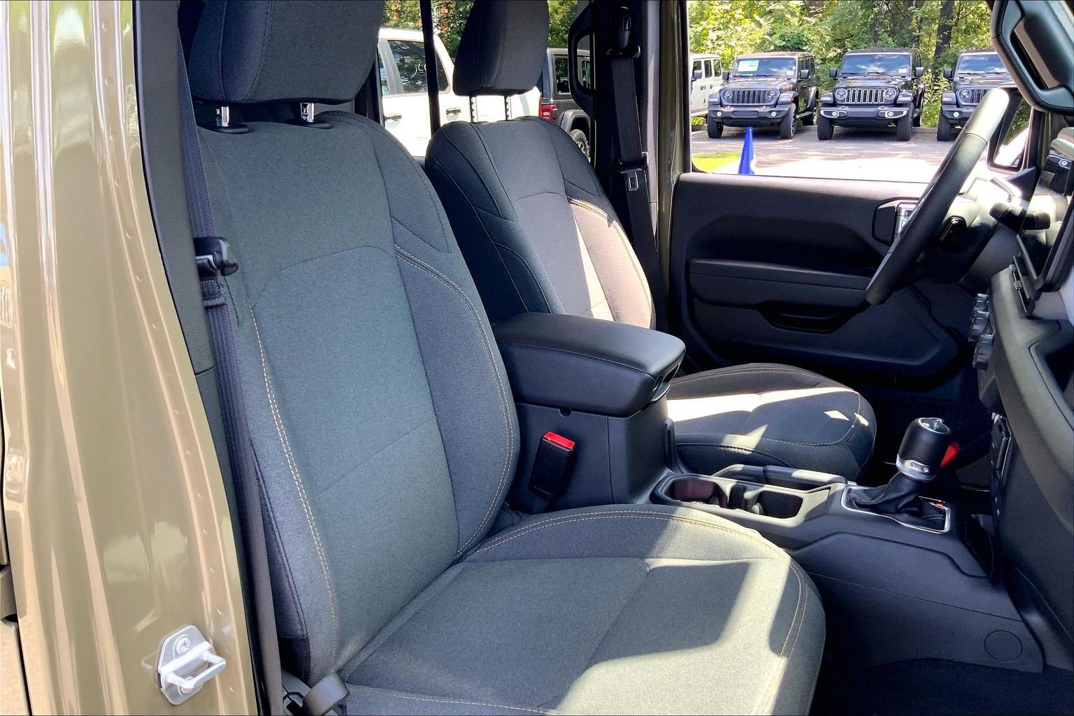 Certified 2025 Jeep Gladiator Sport AWD/4WD image 7