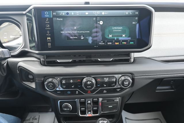 Used 2025 Jeep Wrangler Sahara image 33