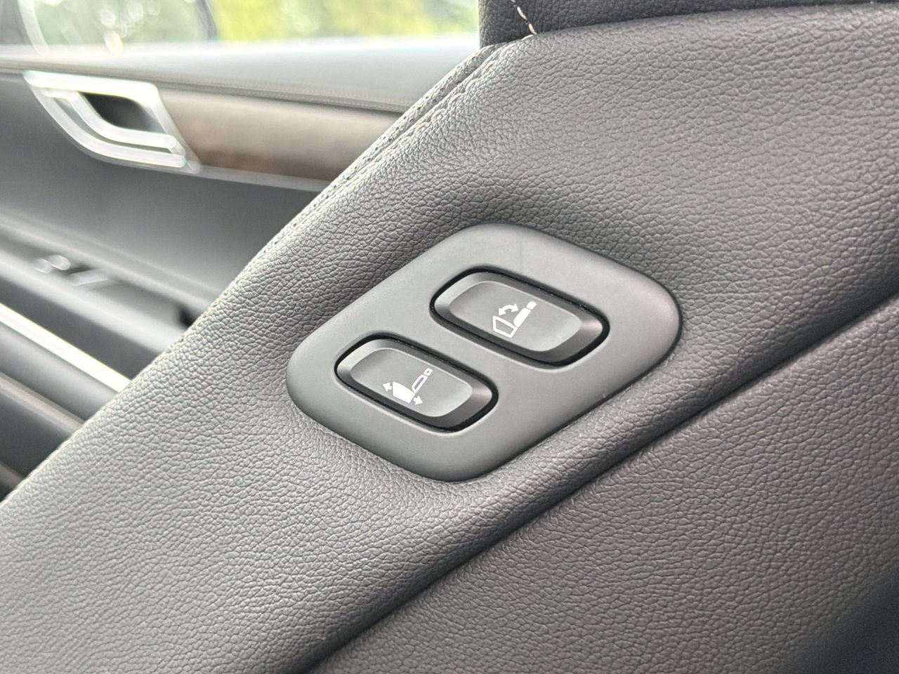 Used 2024 Genesis GV80 2.5T AWD/4WD image 22