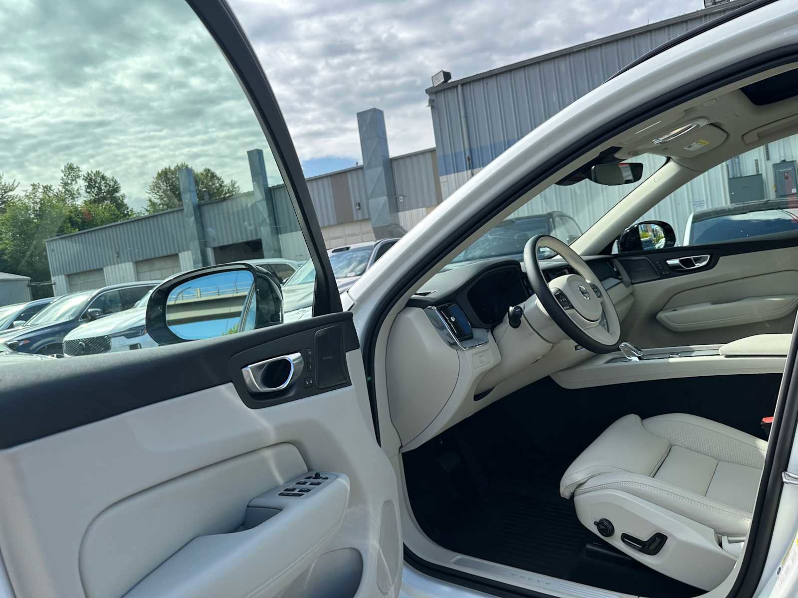 New 2025 Volvo XC60 B5 Ultra w/ Protection Package Premier image 20