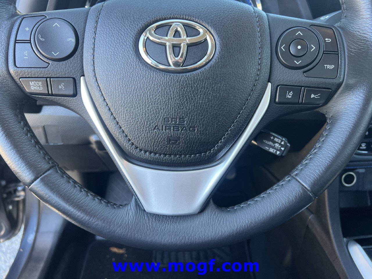 Used 2018 Toyota Corolla SE w/ SE Premium Package FWD image 12