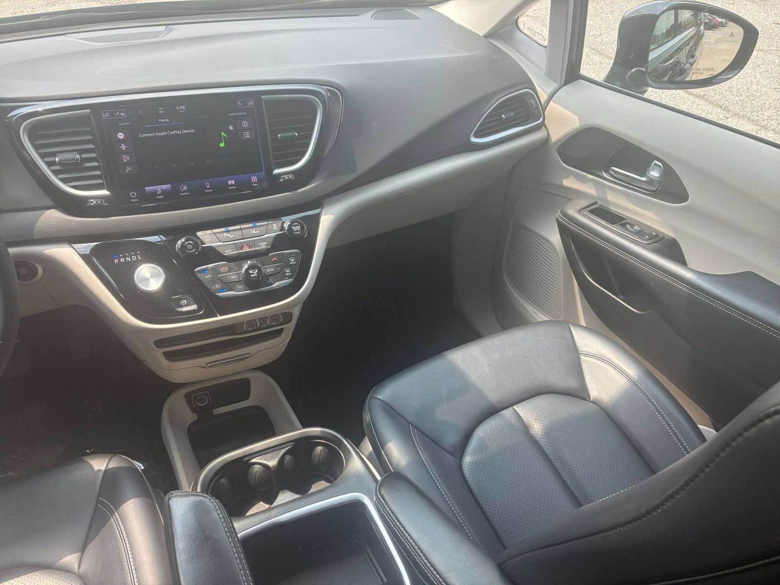 Used 2024 Chrysler Pacifica Touring-L FWD image 30