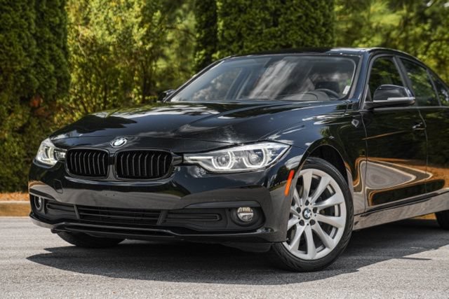 Used 2018 BMW 320i xDrive Sedan AWD/4WD image 2