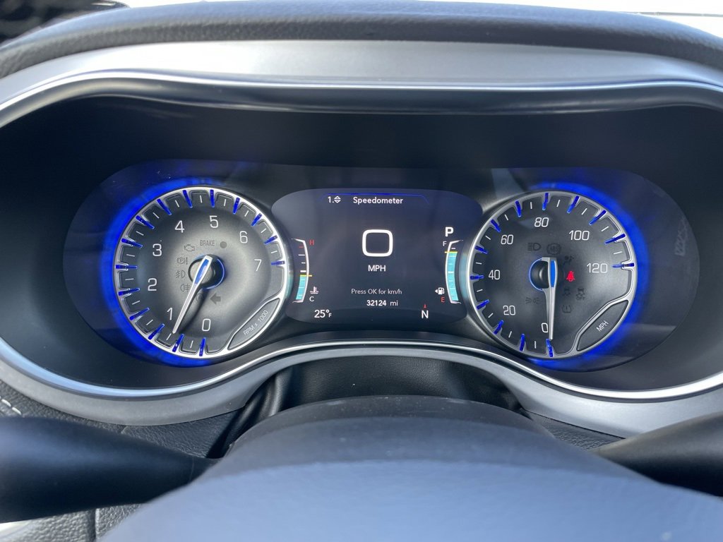 Used 2025 Chrysler Pacifica Limited image 10
