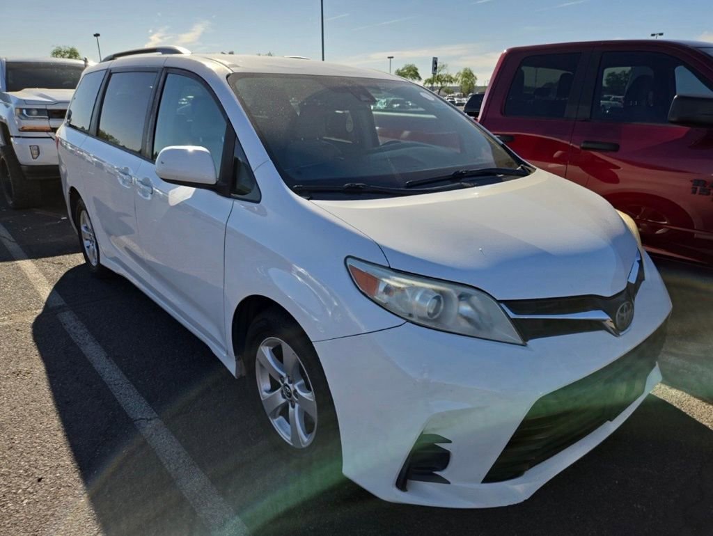 Used 2018 Toyota Sienna LE image 2