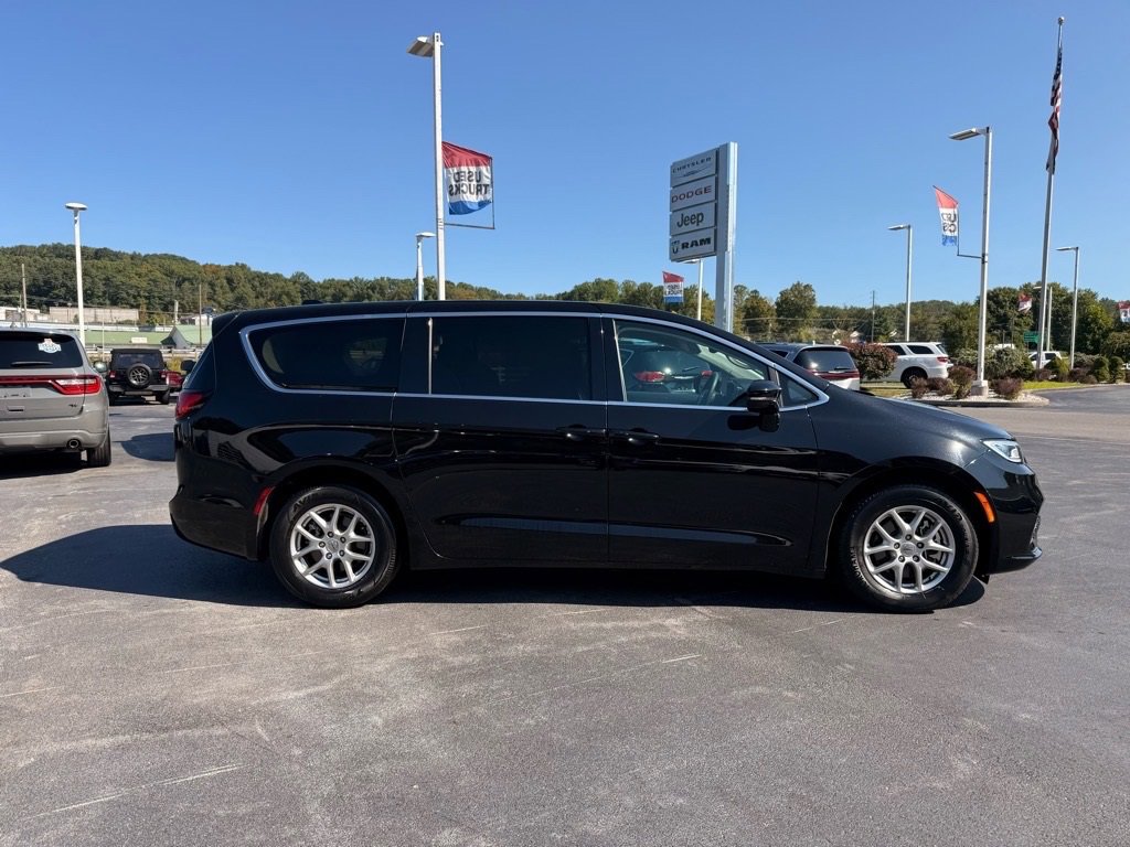 Used 2024 Chrysler Pacifica Touring-L image 3