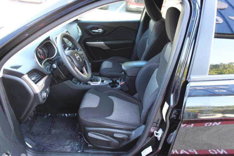 Used 2017 Jeep Cherokee Sport FWD image 11