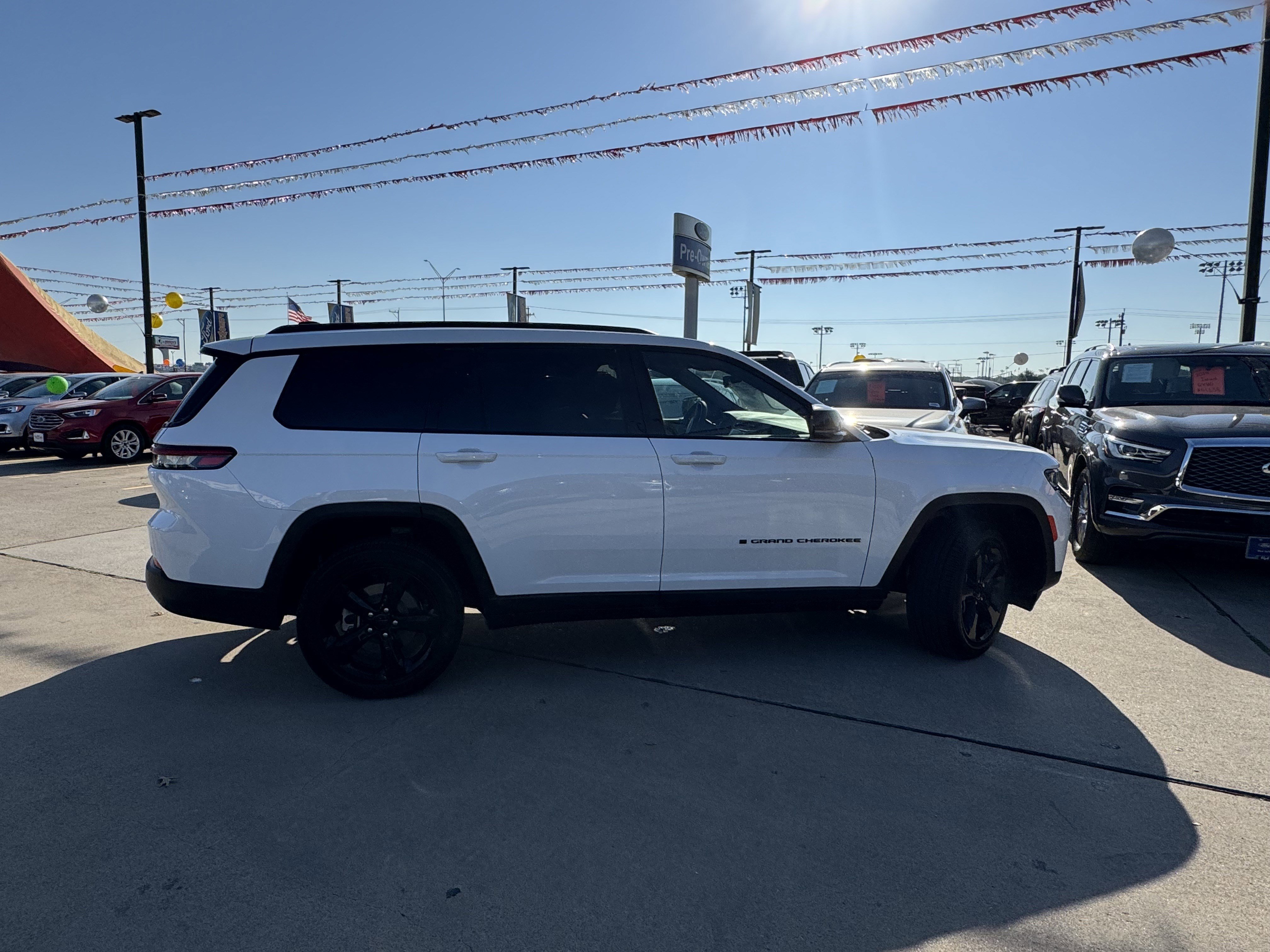 Used 2024 Jeep Grand Cherokee L Laredo image 5