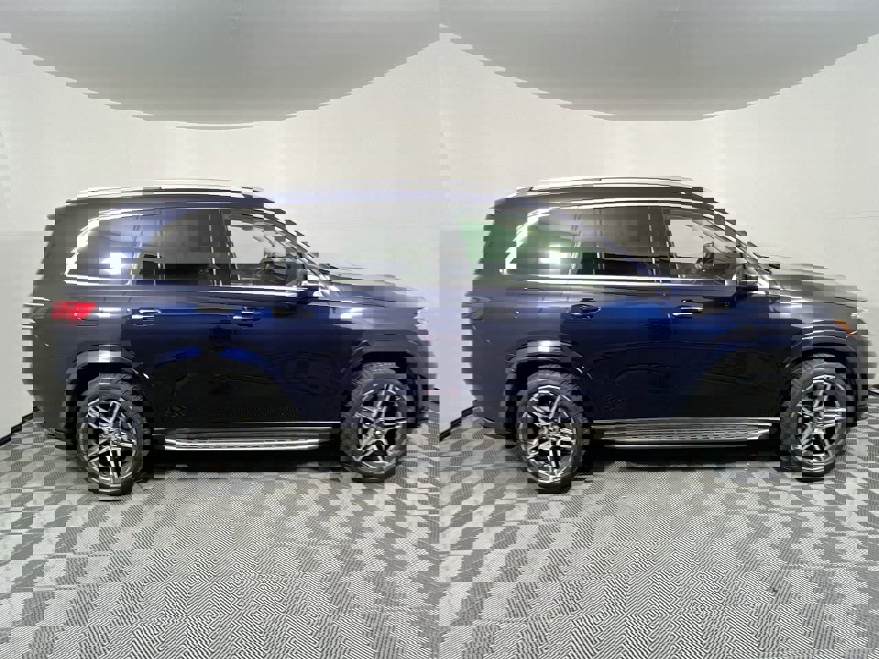 Used 2022 Mercedes-Benz GLS 450 4MATIC image 2