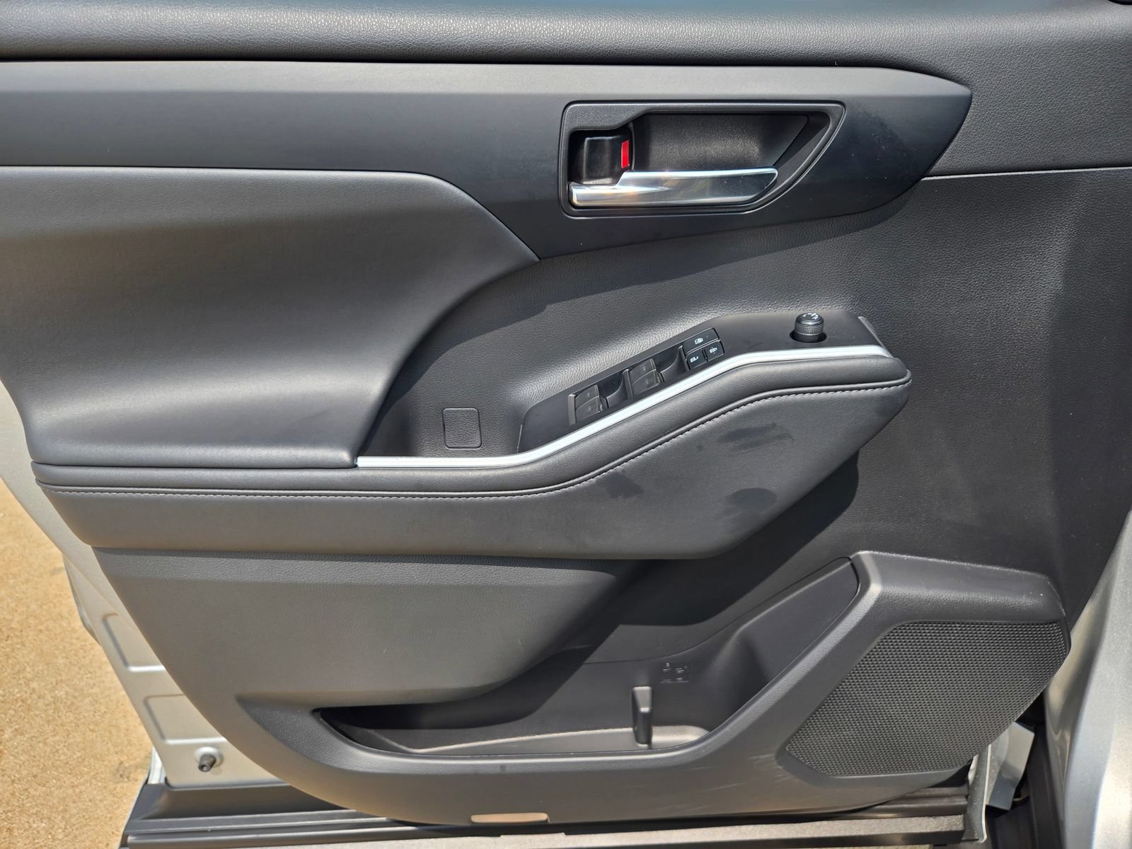 Used 2022 Toyota Highlander XLE FWD image 32