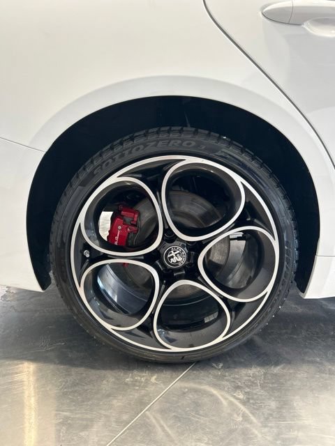 Used 2022 Alfa Romeo Giulia Veloce AWD/4WD image 17