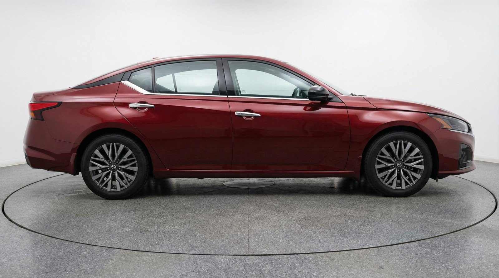Used 2025 Nissan Altima 2.5 SV FWD image 11