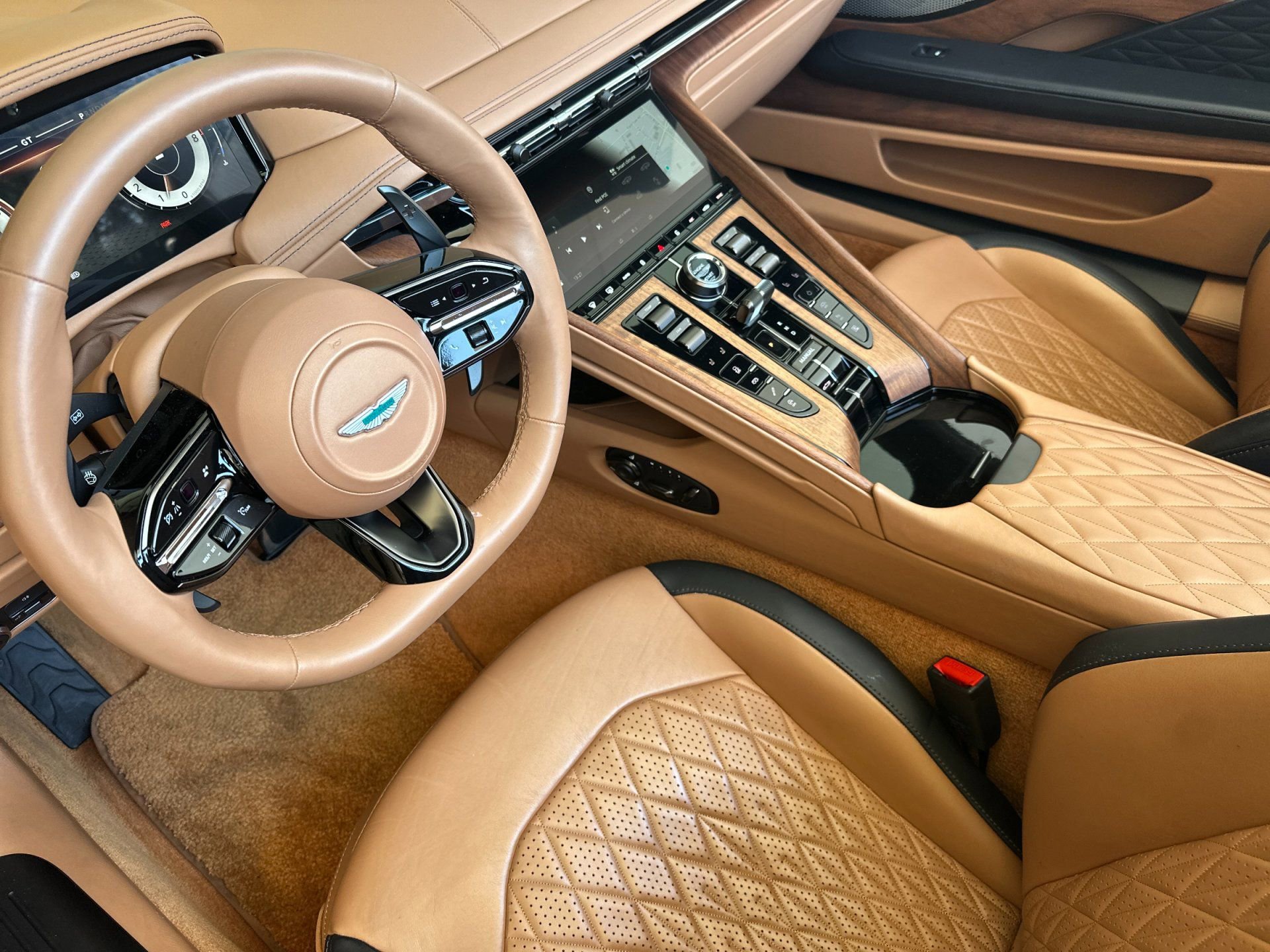 Used 2025 Aston Martin DB12 Convertible RWD image 3