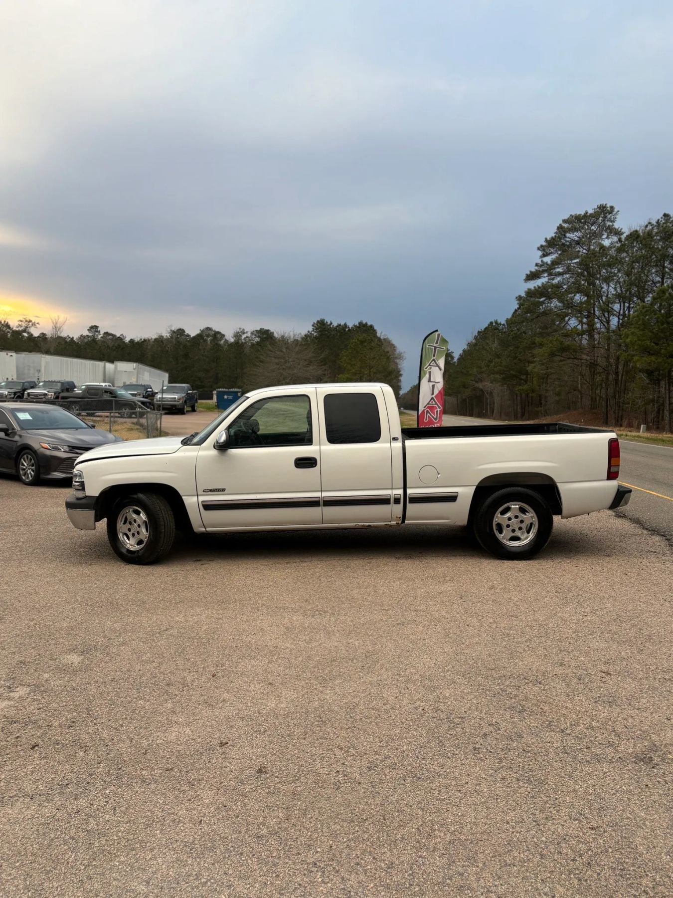 Used 2002 Chevrolet Silverado 1500 LS w/ Heavy Duty Suspension Pkg RWD image 3