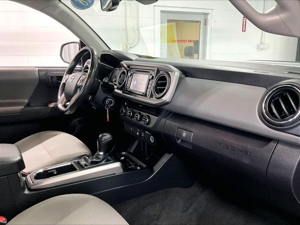 Used 2018 Toyota Tacoma SR5 AWD/4WD image 14