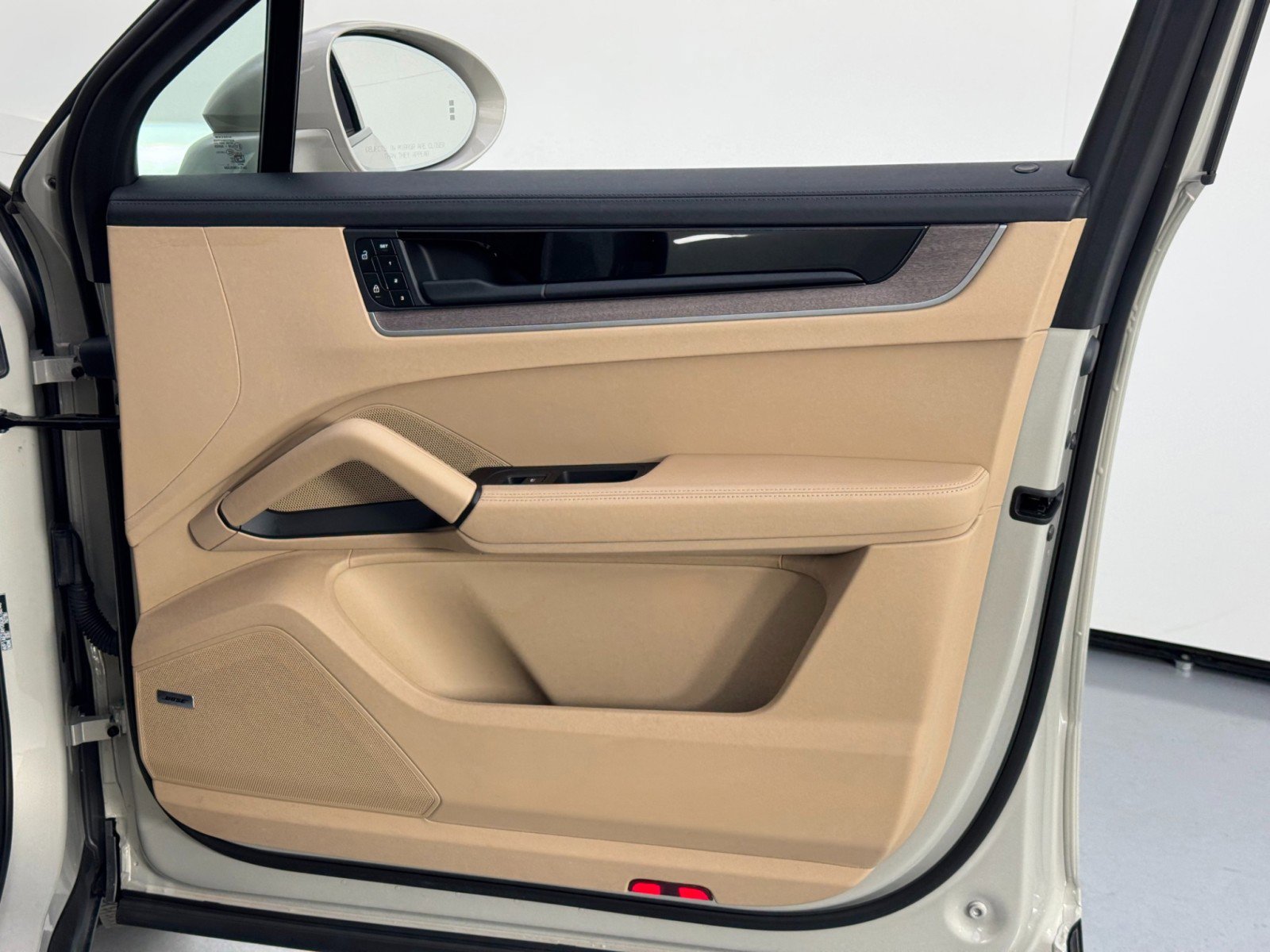 Used 2025 Porsche Cayenne E-Hybrid image 44