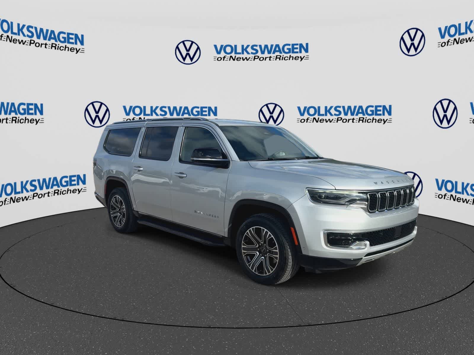 Used 2025 Jeep Wagoneer L Series II AWD/4WD image 2