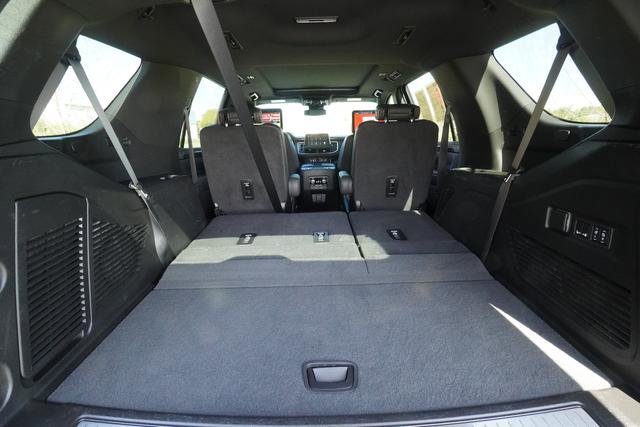 Used 2024 GMC Yukon AT4 w/ Technology Package image 33