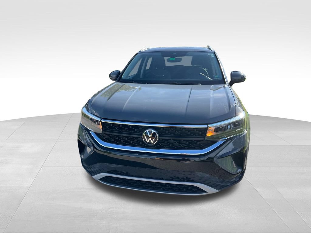 Used 2023 Volkswagen Taos SE w/ Panoramic Sunroof Package FWD image 3
