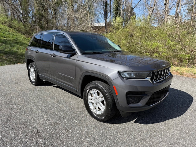 Used 2023 Jeep Grand Cherokee Laredo w/ Luxury Tech Group I image 4