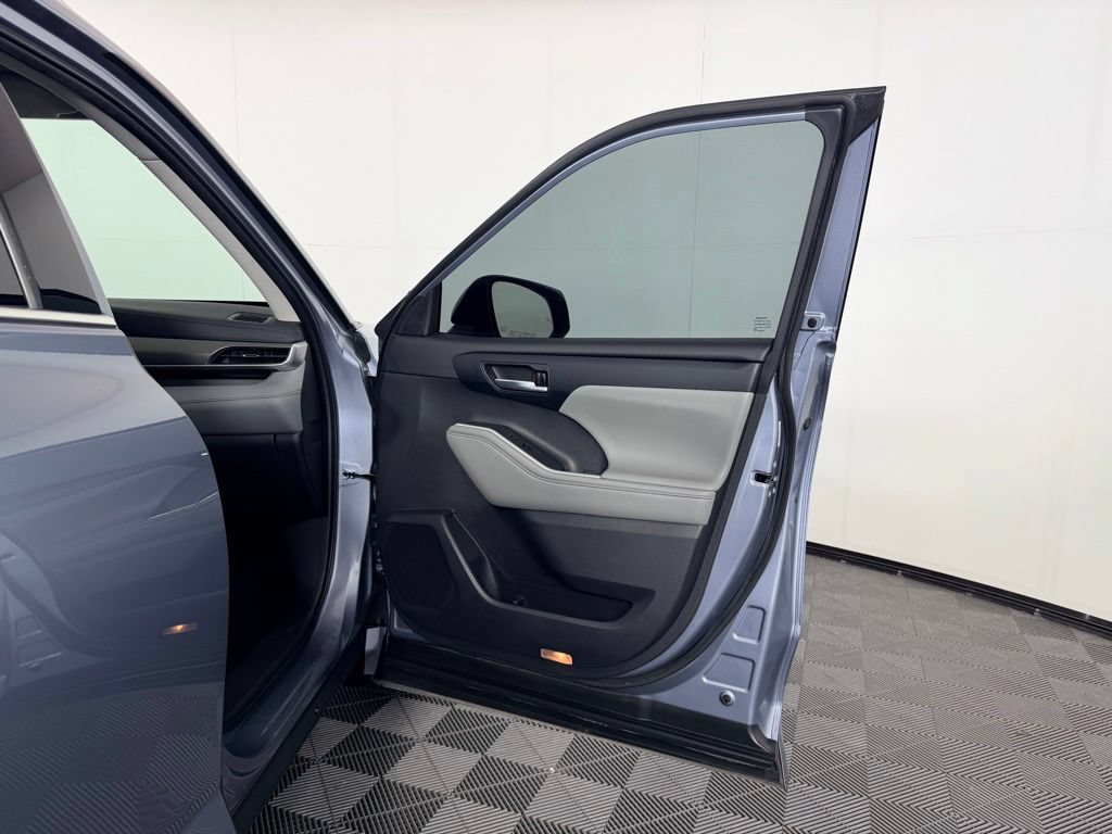 Used 2022 Toyota Highlander XLE FWD image 33