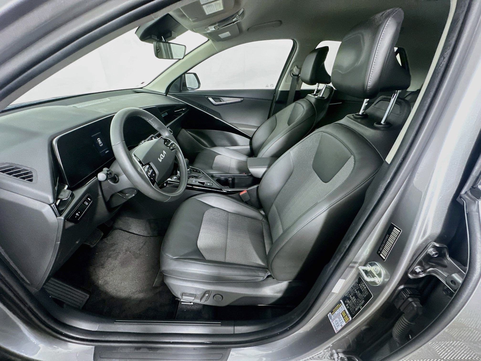 Used 2023 Kia Niro EX FWD image 13