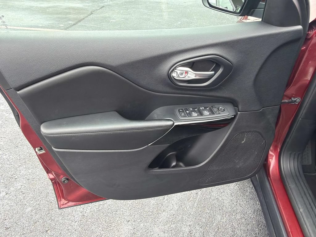 Used 2021 Jeep Cherokee Latitude Plus AWD/4WD image 19