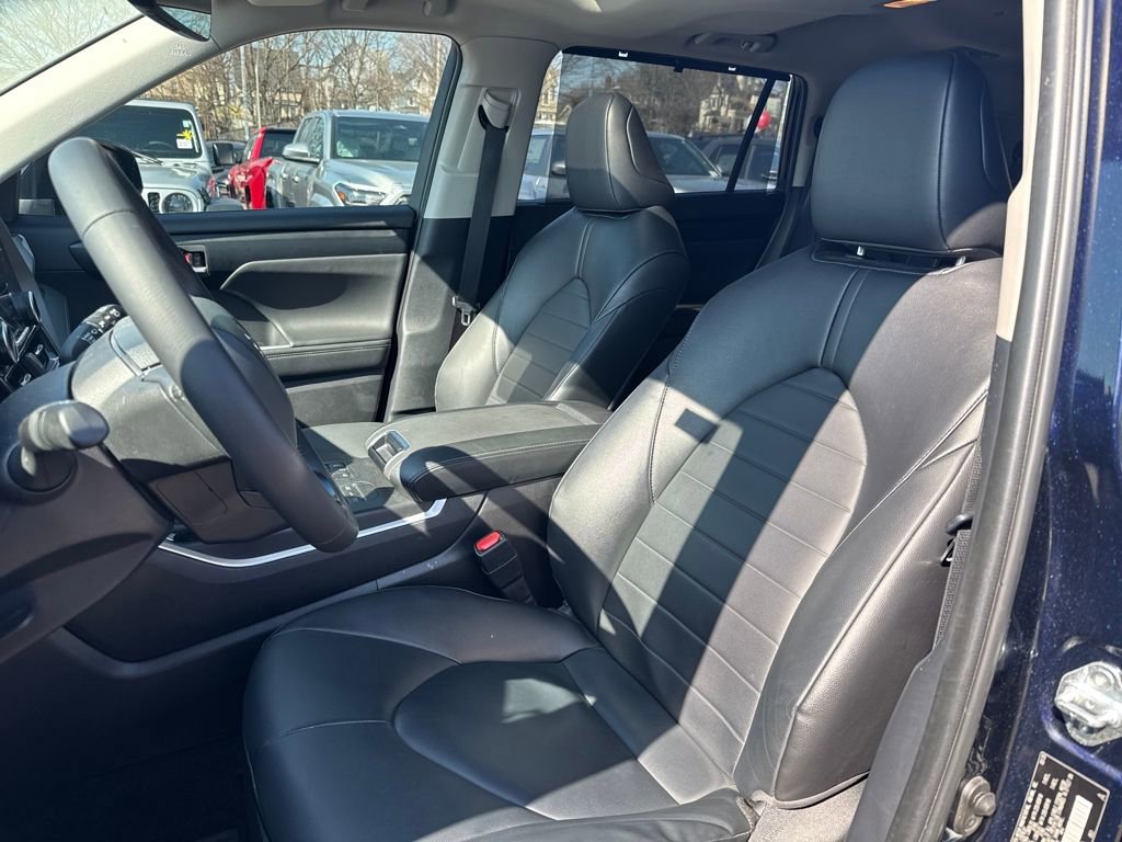 Used 2025 Toyota Highlander XLE image 17
