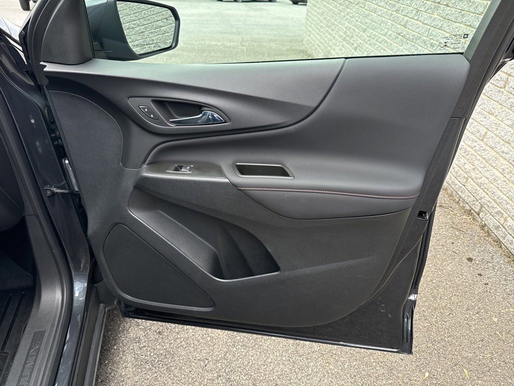 Used 2022 Chevrolet Equinox RS w/ Infotainment Package image 13
