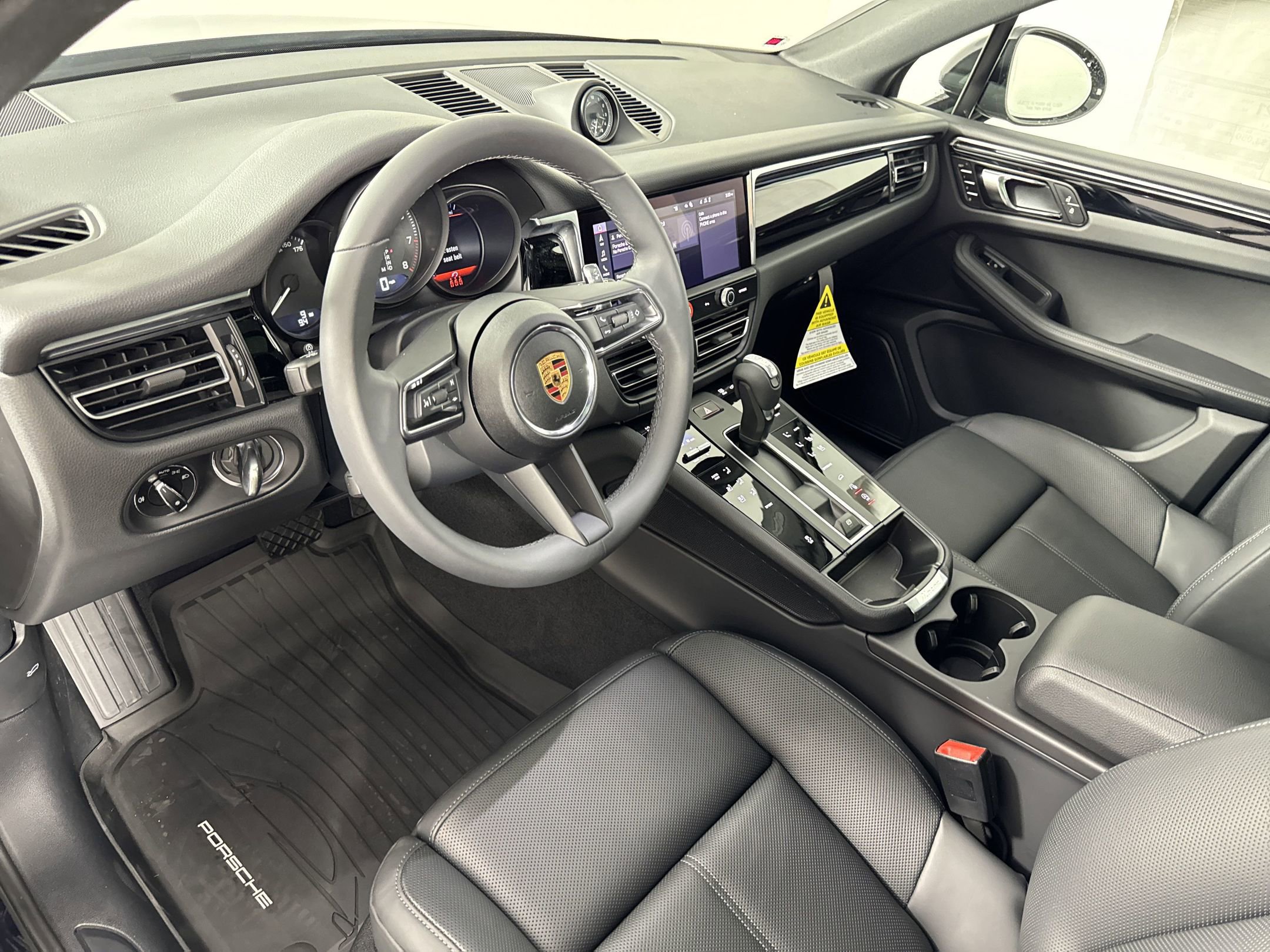 Certified 2025 Porsche Macan image 4