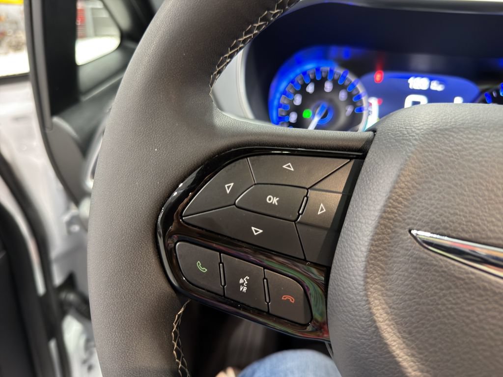 Used 2025 Chrysler Pacifica Limited FWD image 25
