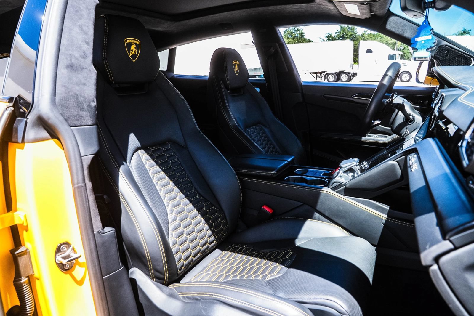 Used 2021 Lamborghini Urus AWD/4WD image 39