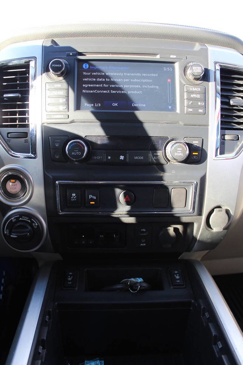 Used 2016 Nissan Titan SL image 11