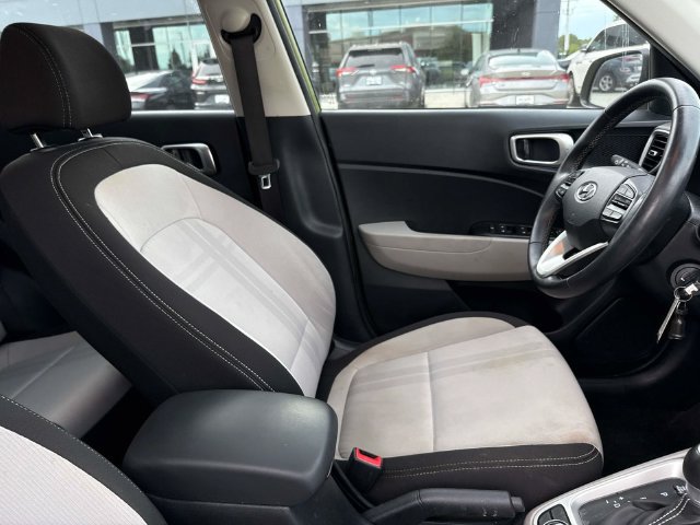 Used 2022 Hyundai Venue SEL FWD image 13