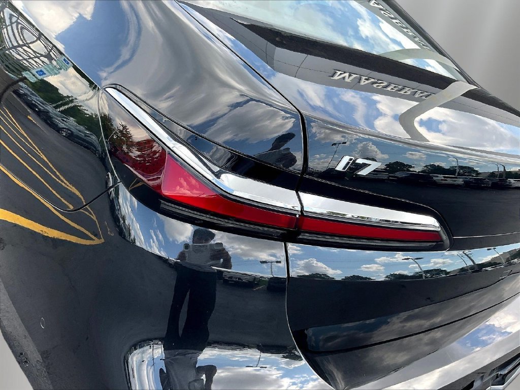 Used 2024 BMW i7 xDrive60 AWD/4WD image 22