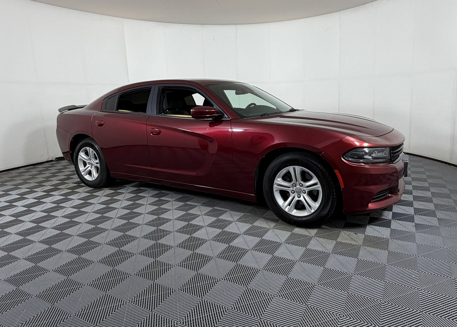 Used 2018 Dodge Charger SXT image 1