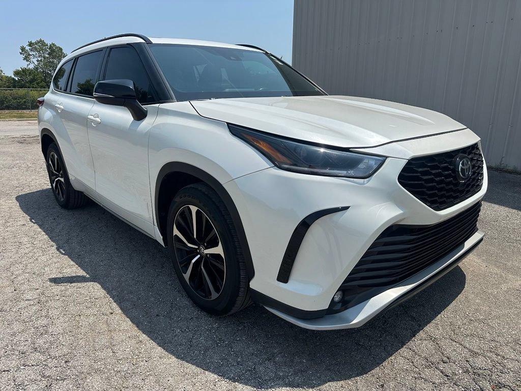 Used 2021 Toyota Highlander XSE FWD image 3