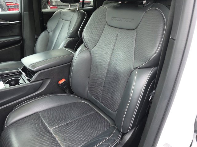 Used 2023 Jeep Grand Cherokee Overland w/ Luxury Tech Group IV AWD/4WD image 3