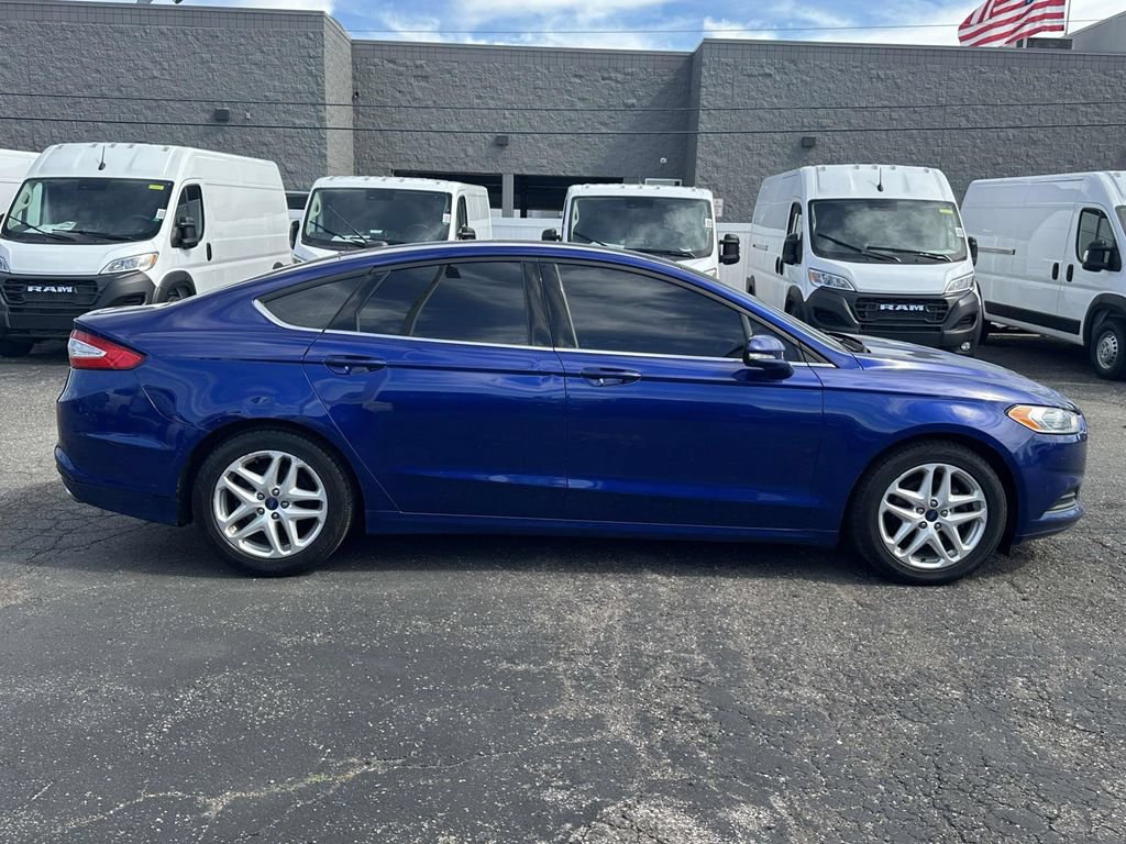 Used 2016 Ford Fusion SE FWD image 2