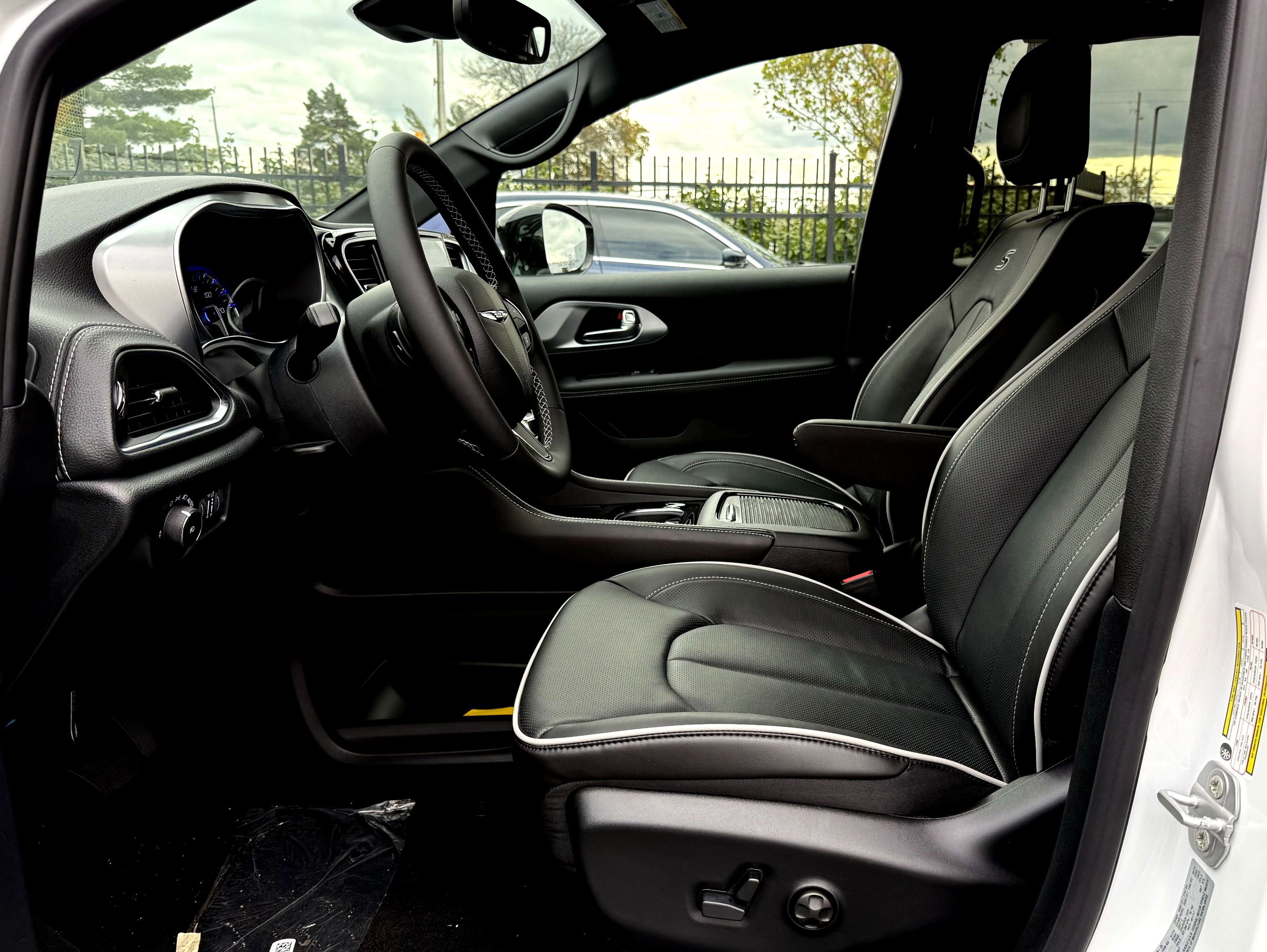 New 2026 Chrysler Pacifica Limited image 14