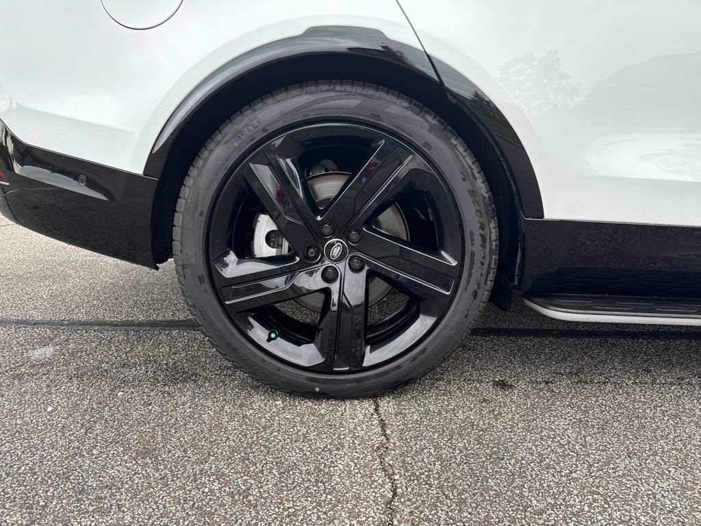 Used 2025 Land Rover Discovery Dynamic SE image 26