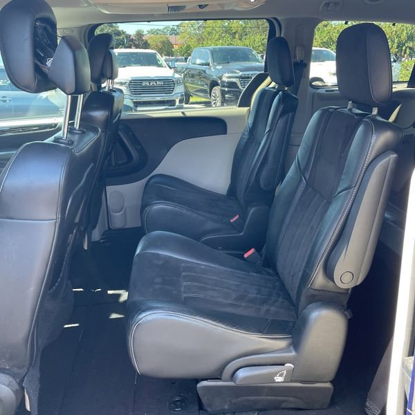 Used 2015 Chrysler Town & Country Limited image 22
