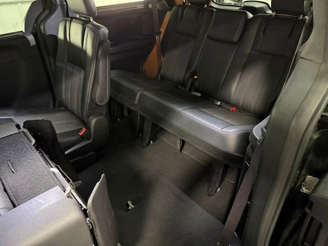 Used 2015 Chrysler Town & Country S w/ Driver Convenience Group FWD image 12