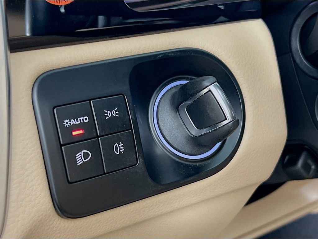 Certified 2023 Porsche Cayenne Platinum Edition image 11