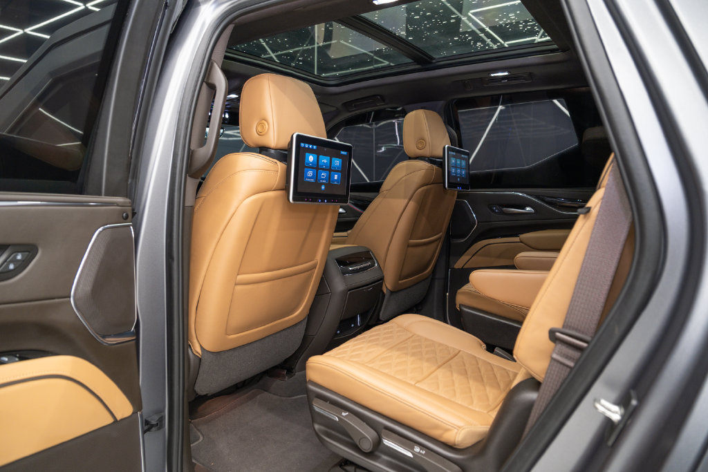 Used 2024 Cadillac Escalade Premium Luxury AWD/4WD image 32