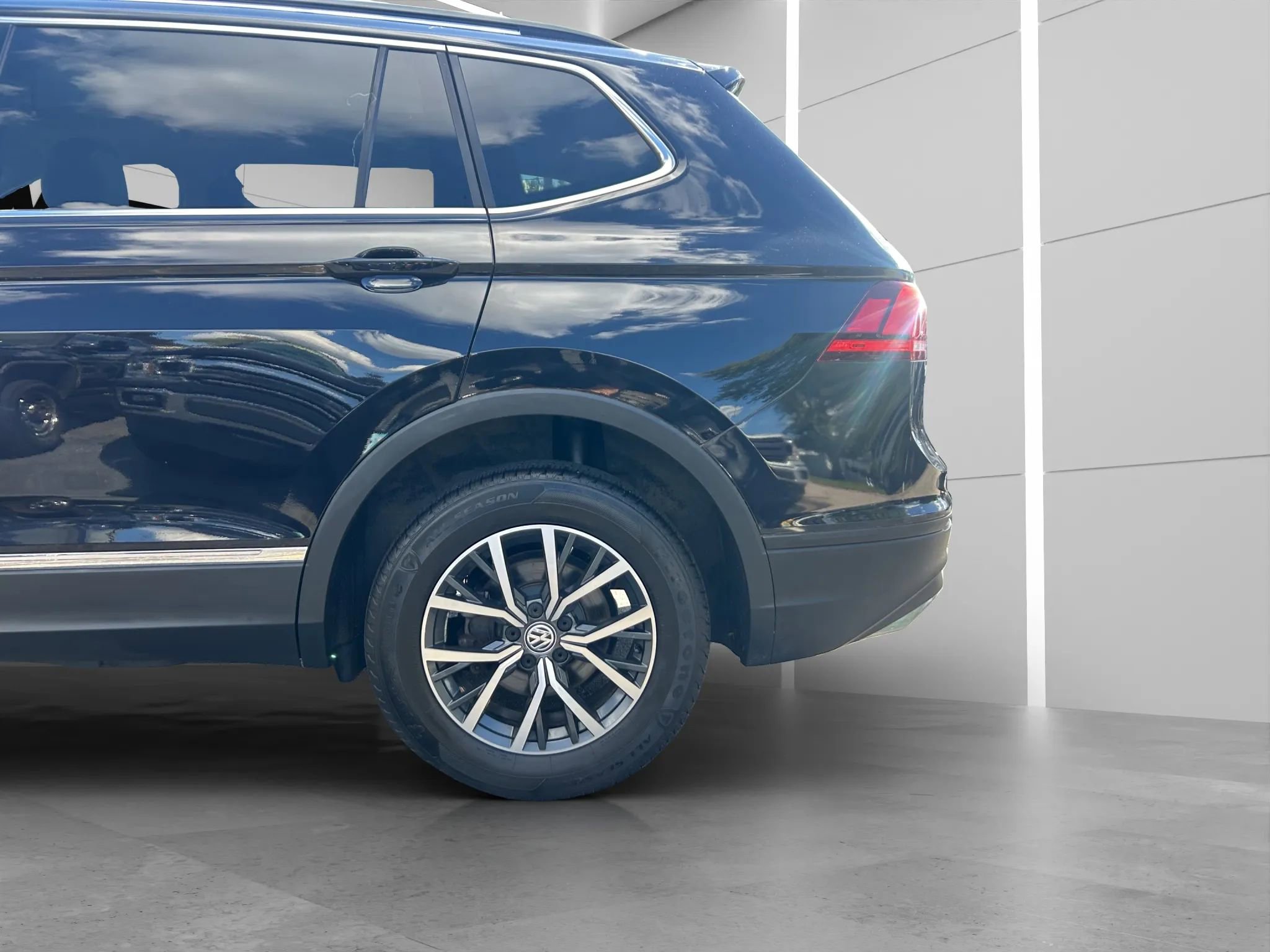 Used 2018 Volkswagen Tiguan SE AWD/4WD image 10