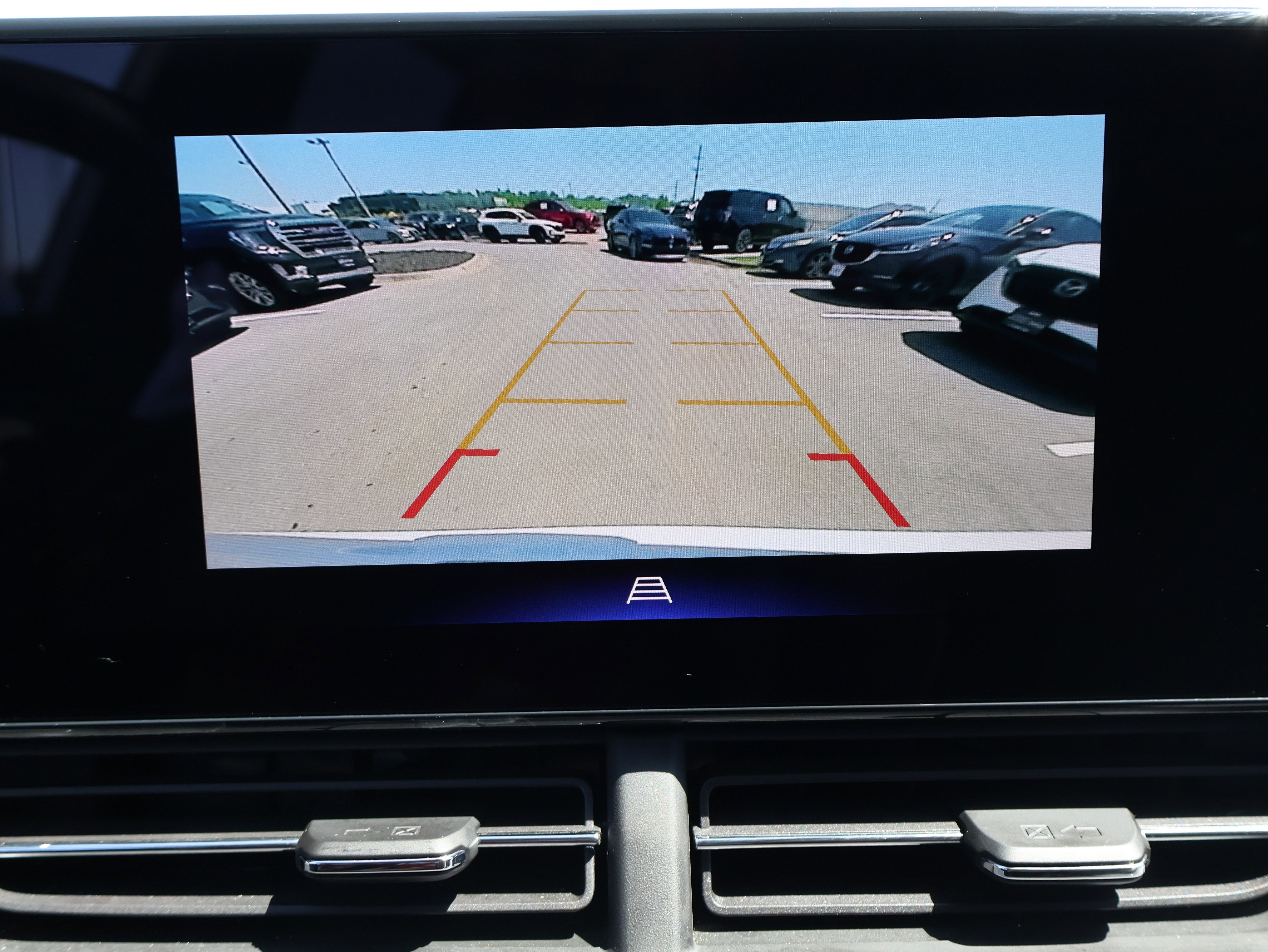 Used 2025 Chevrolet Trax LT w/ LT Convenience Package FWD image 24