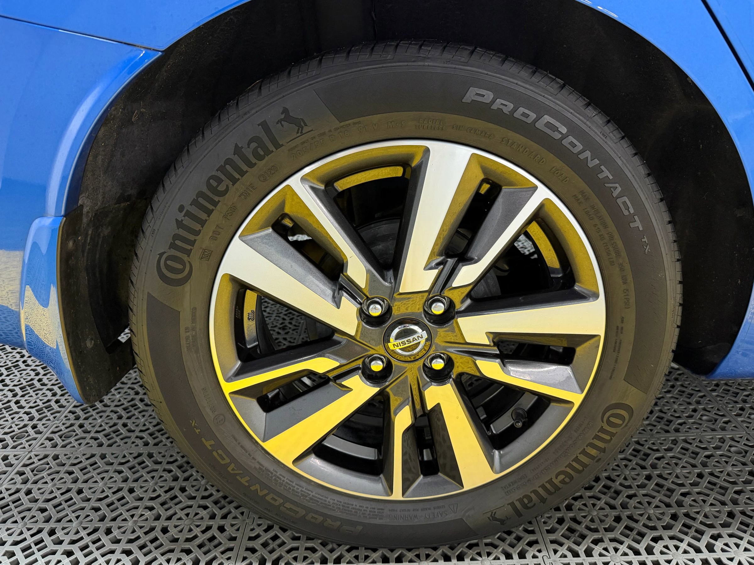 Used 2020 Nissan Versa SV image 43